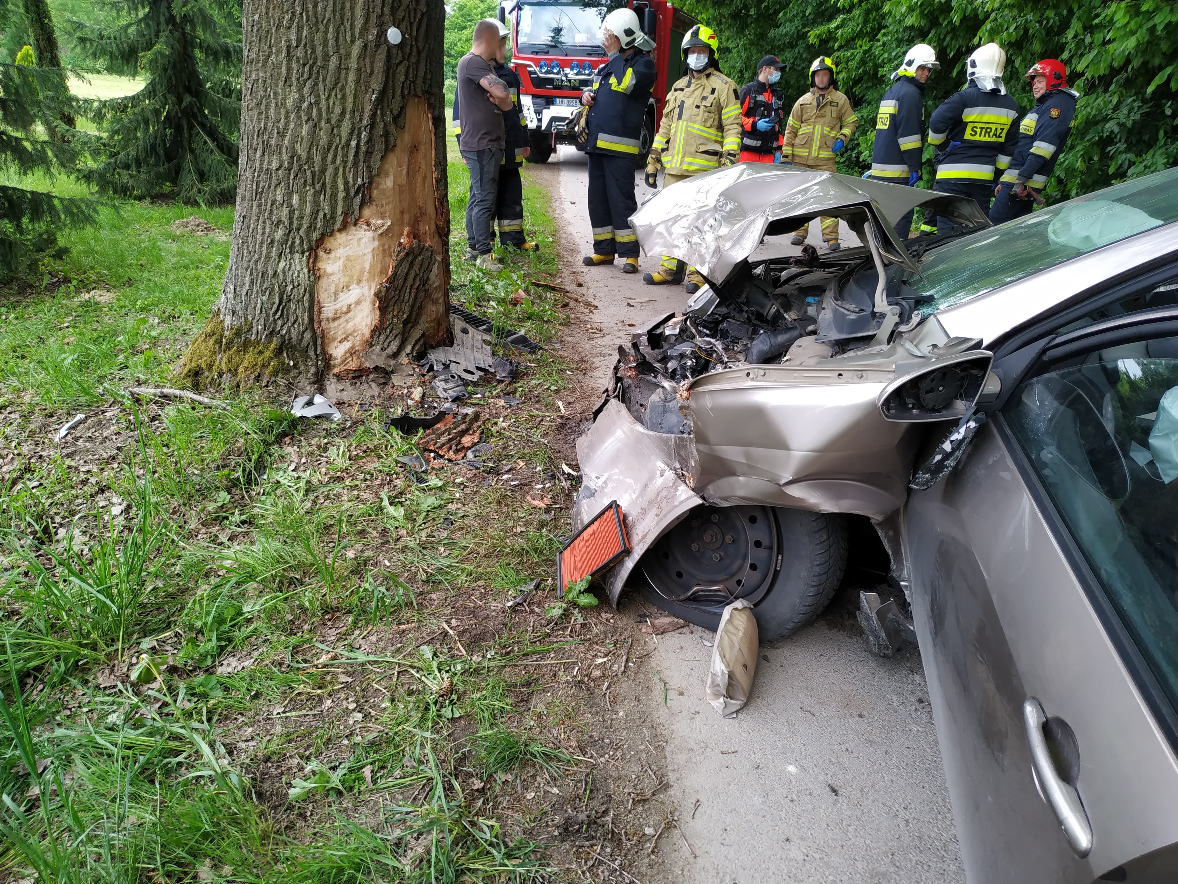 Nissan uderzył w drzewo. Pijany kierowca przesadził z prędkością (zdjęcia)