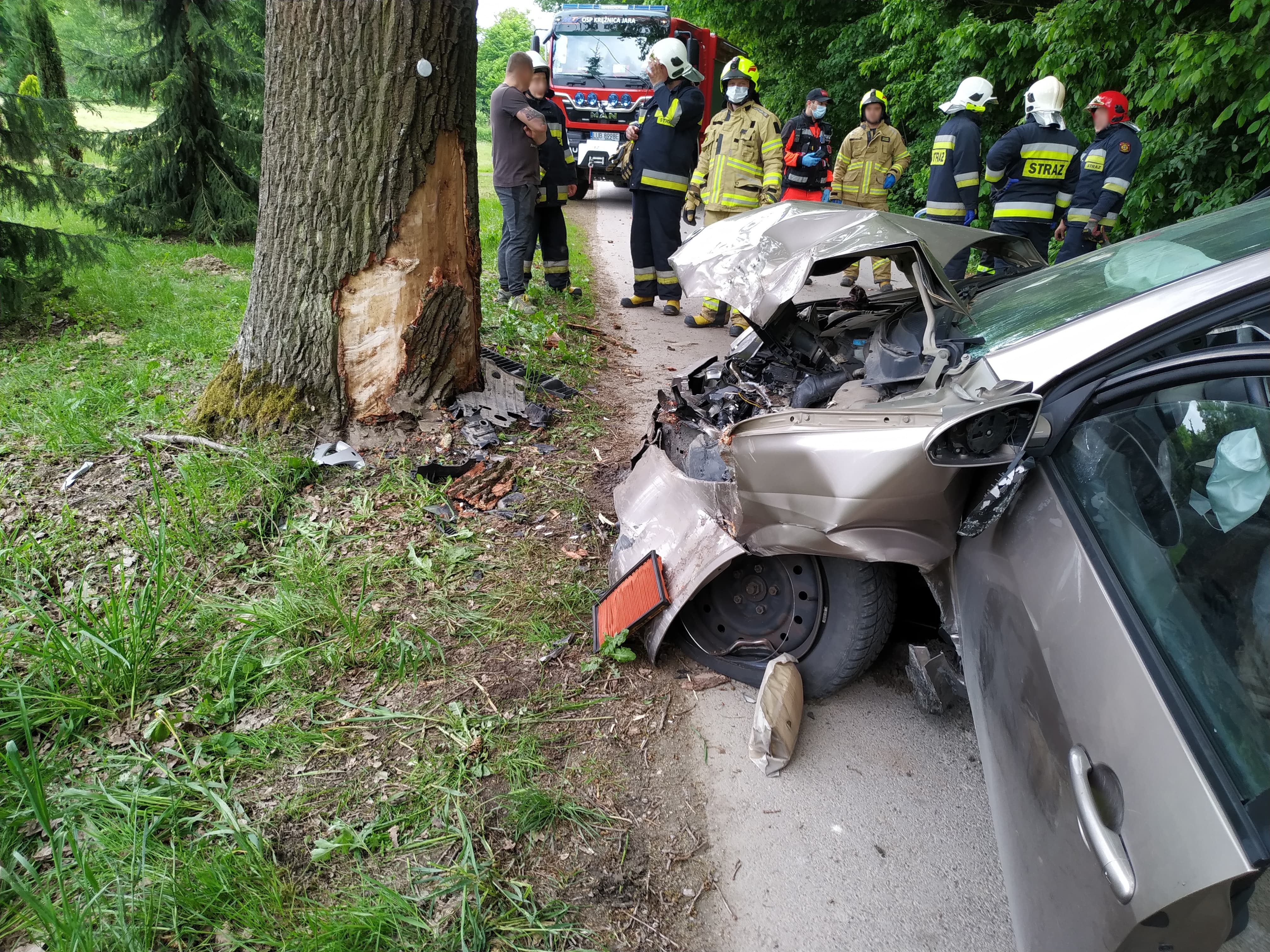 Nissan uderzył w drzewo. Pijany kierowca przesadził z prędkością (zdjęcia)