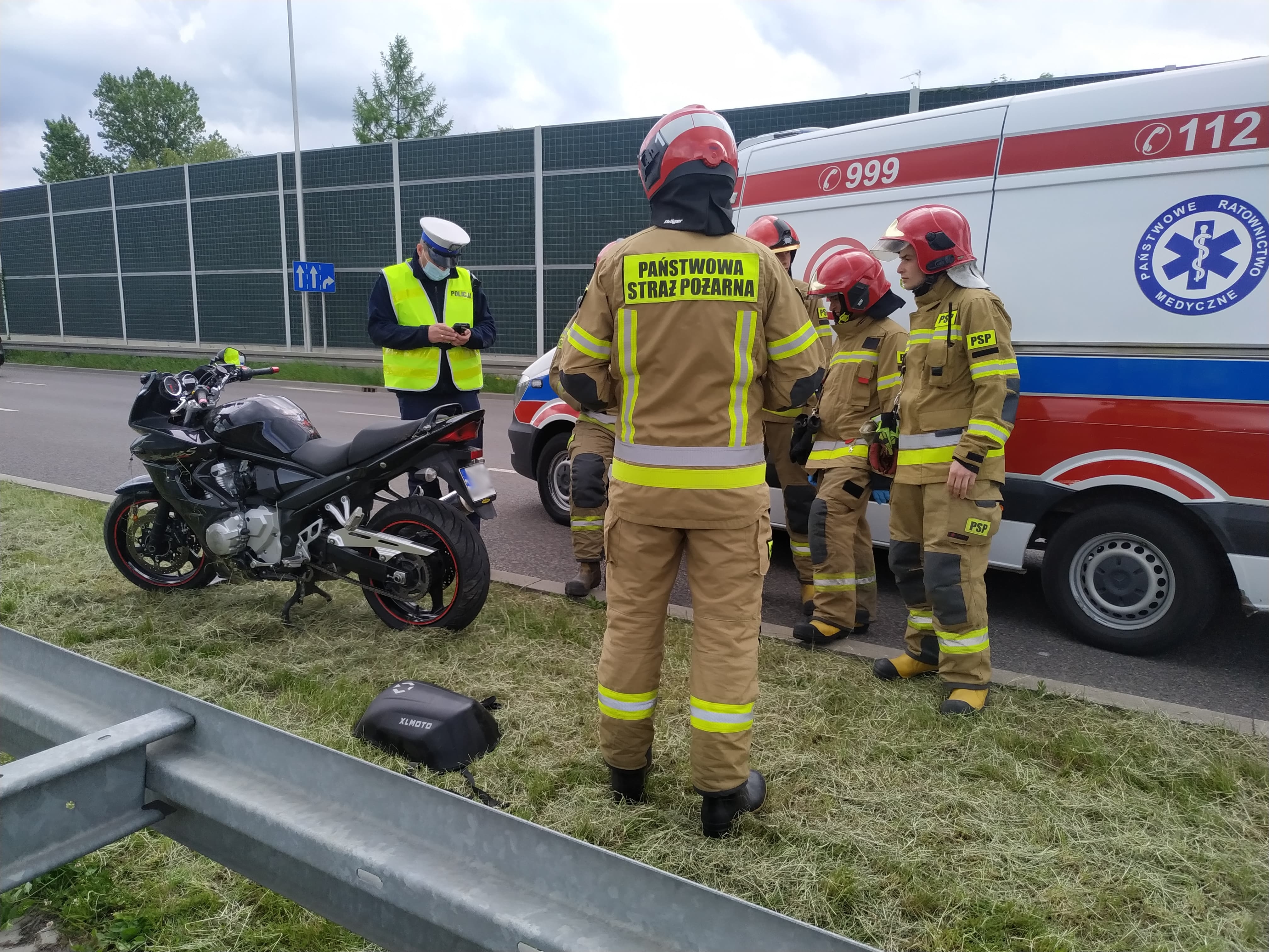 Motocyklista uderzył w bariery energochłonne na al. Solidarności w Lublinie (zdjęcia)