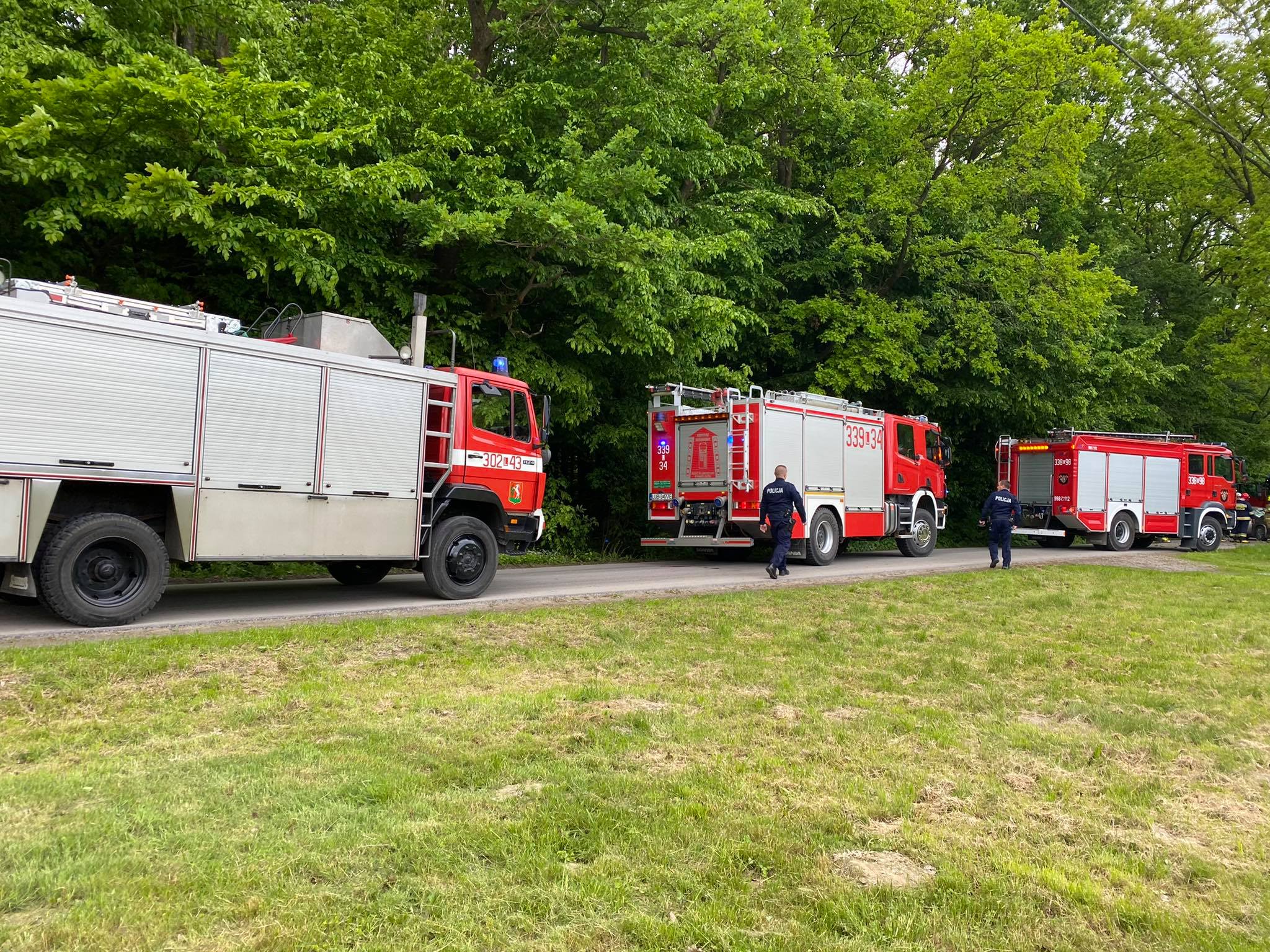 Nissan uderzył w drzewo. Pijany kierowca przesadził z prędkością (zdjęcia)