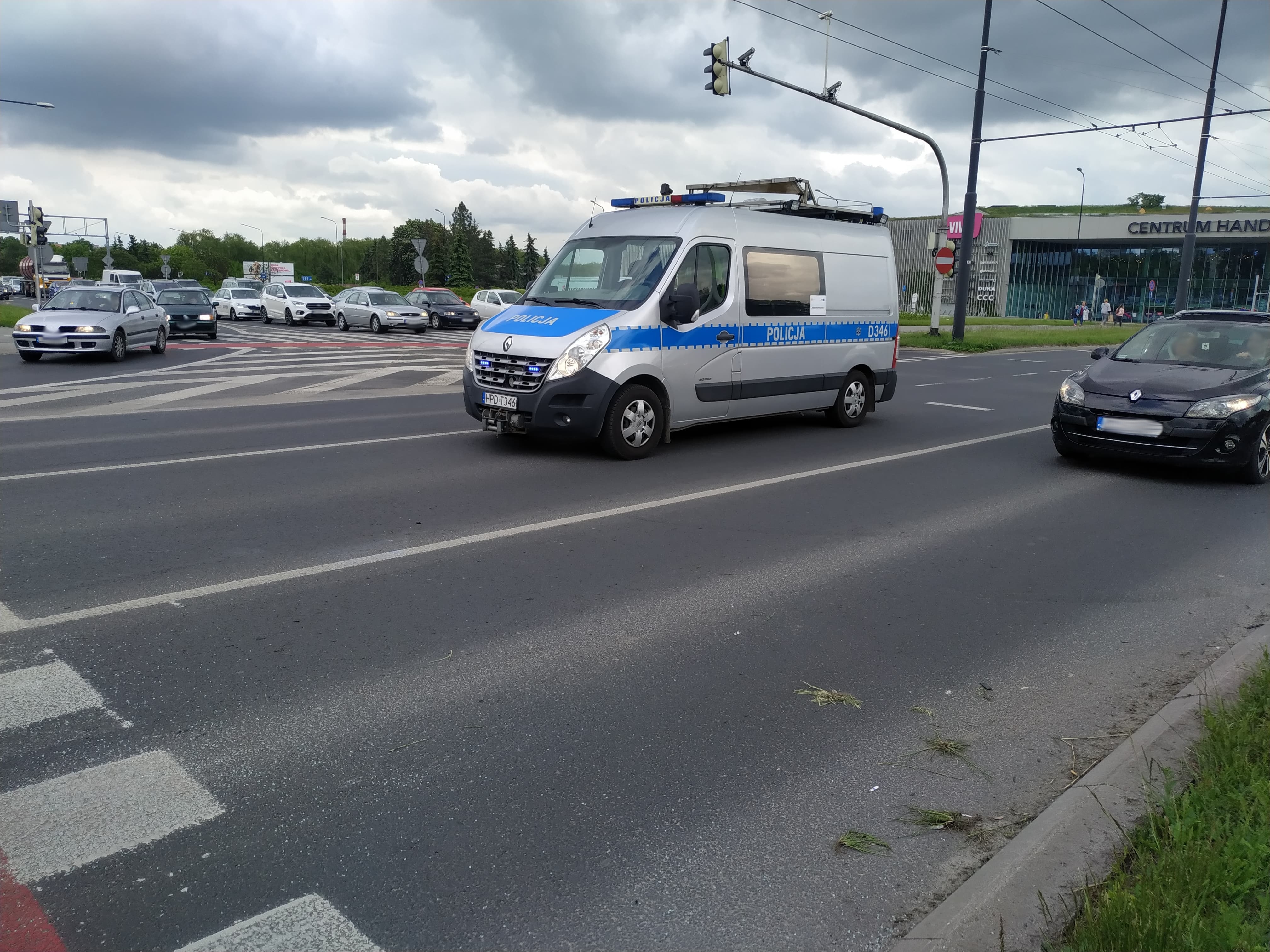 Zderzenie i dachowanie na rondzie przy zamku. Duże utrudnienia w ruchu (zdjęcia)