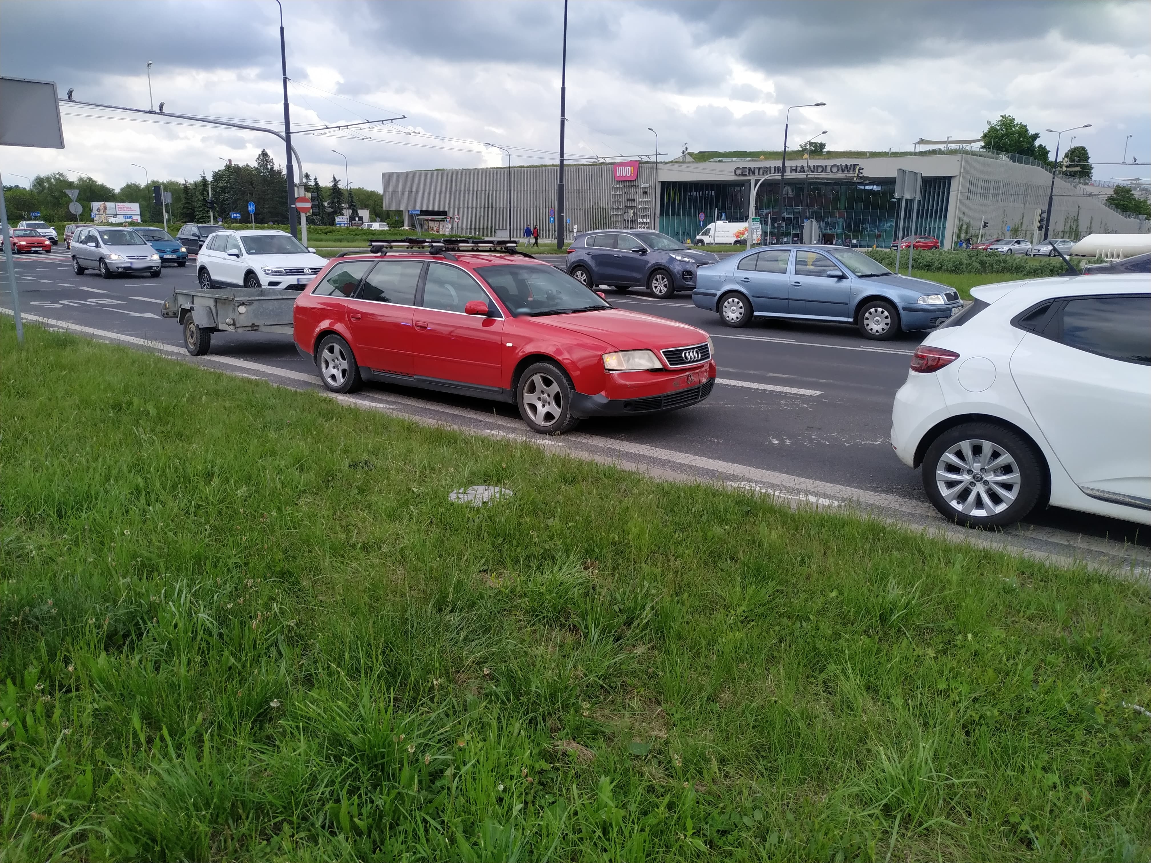 Zderzenie i dachowanie na rondzie przy zamku. Duże utrudnienia w ruchu (zdjęcia)