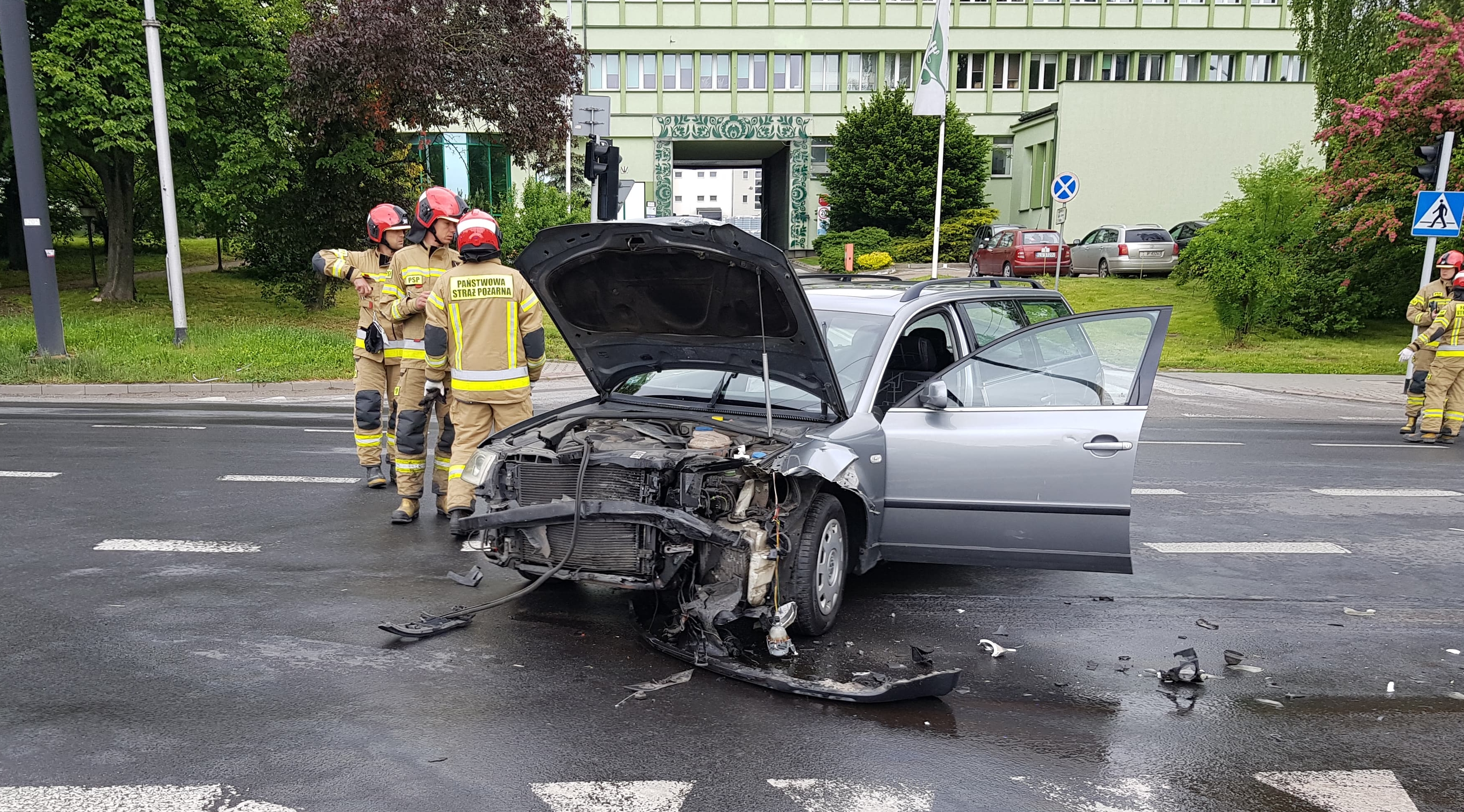 Pośpiech i nieuwaga przyczyną groźnego zdarzenia drogowego w Lublinie (zdjęcia)