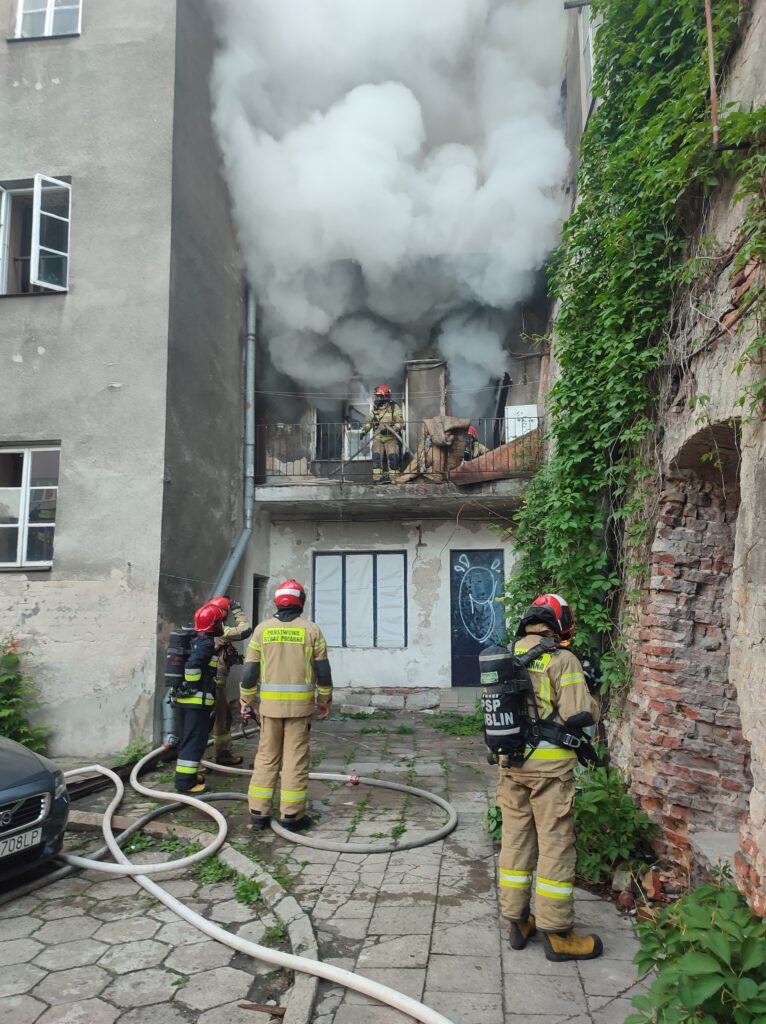 Dwie osoby poszkodowane po pożarze mieszkania w centrum Lublina (zdjęcia)
