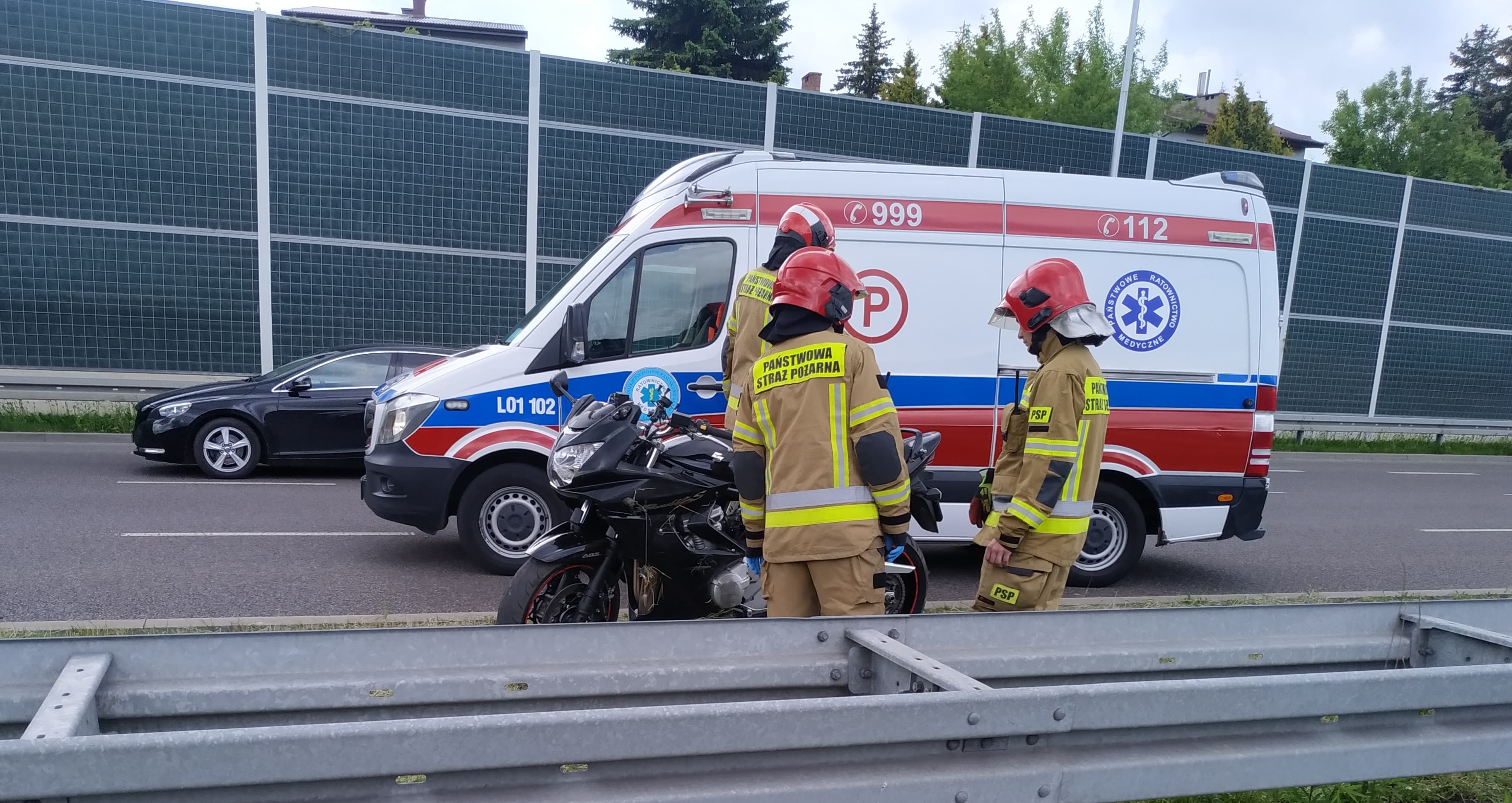 Motocyklista uderzył w bariery energochłonne na al. Solidarności w Lublinie (zdjęcia)