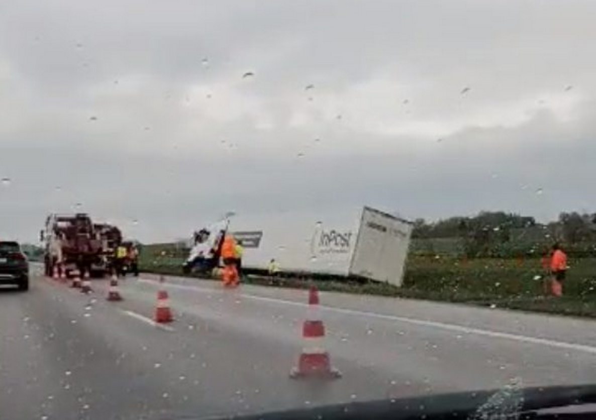 Kolizja na rondzie 100lecia KUL, ciężarówka w rowie na