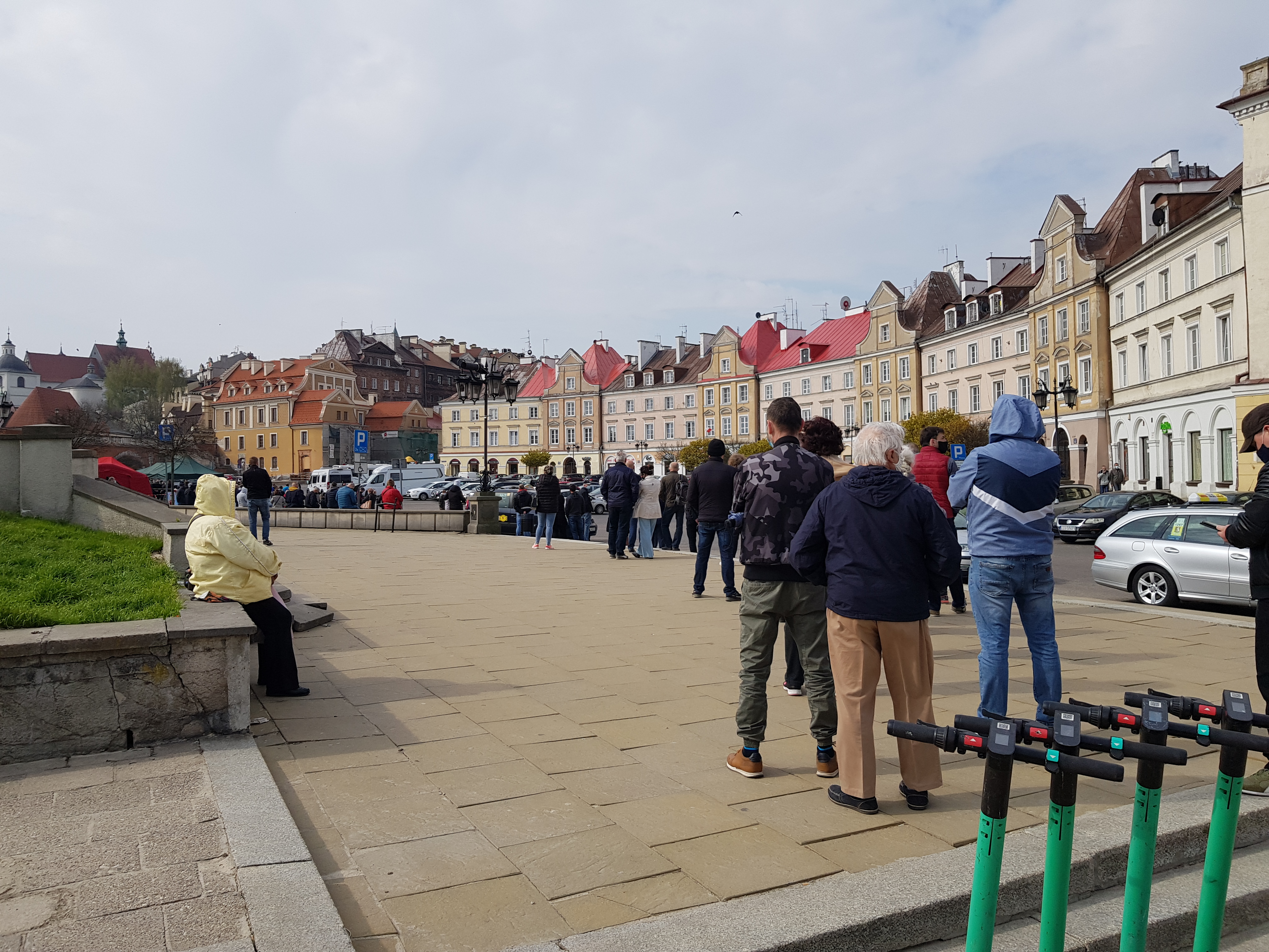 W Lublinie rozpoczynają się szczepienia w ramach akcji „Zaszczep się w majówkę”. Ogromna kolejka chętnych (zdjęcia)