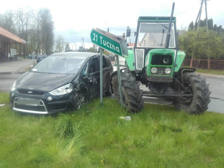 Kierujący ciągnikiem rolniczym miał niemal 3 promile. Doprowadził do kolizji (zdjęcia)