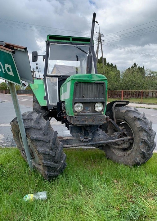 Kierujący ciągnikiem rolniczym miał niemal 3 promile. Doprowadził do kolizji (zdjęcia)