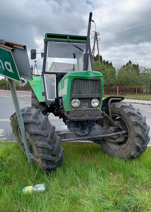 Kierujący ciągnikiem rolniczym miał niemal 3 promile. Doprowadził do kolizji (zdjęcia)