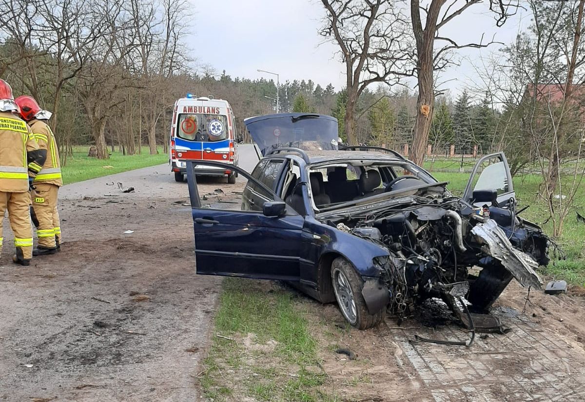 Pijany kierowca BMW uderzył pojazdem w drzewo. 18-latka wypadła z auta, pięć osób w szpitalu (zdjęcia)