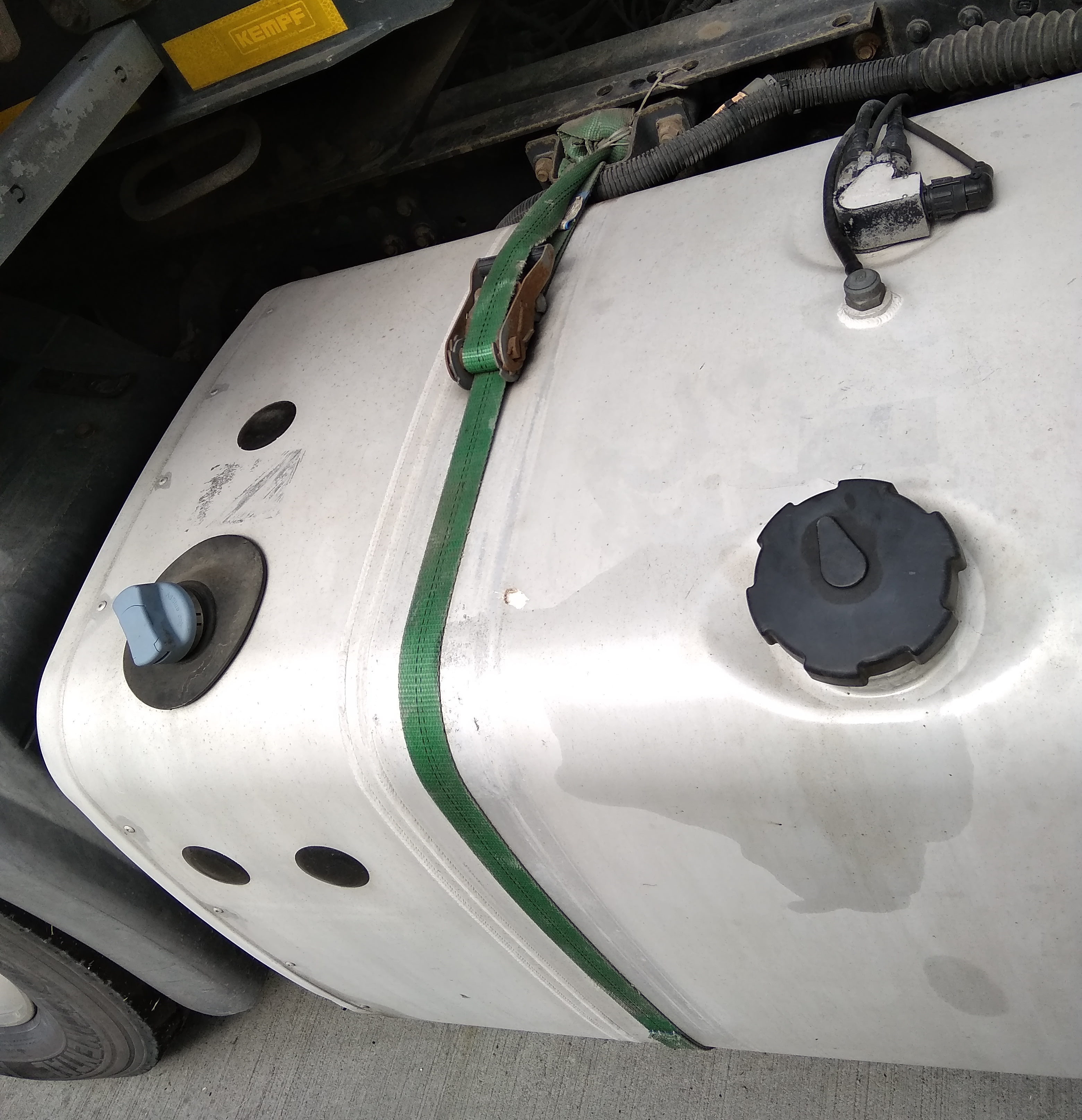 Zbiornik paliwa w ciężarówce zamocowany był pasami i sznurkiem (zdjęcia)