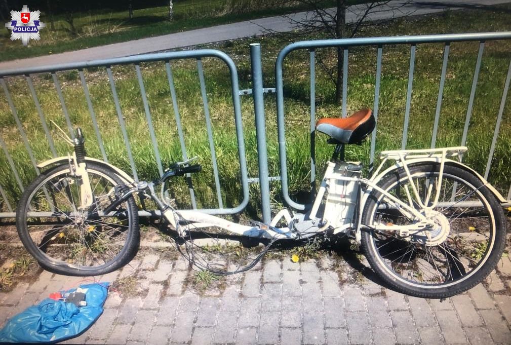 Wjechał rowerem wprost przed jadącego volkswagena. Mężczyzna zginął na miejscu (zdjęcia)