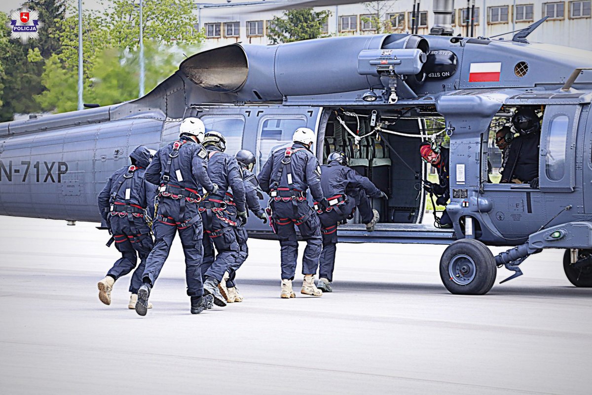 Kolejny dzień nad Lublinem krąży policyjny Black Hawk. Trwają ćwiczenia kontrterrorystów i goprowców (zdjęcia)