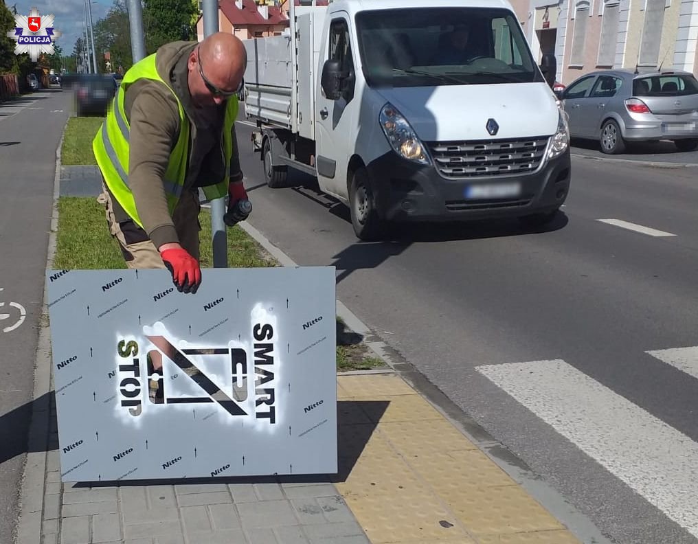 Przed przejściami dla pieszych w Zamościu pojawią się specjalne napisy. Mają przypominać o zakazie korzystania z telefonu (zdjęcia)