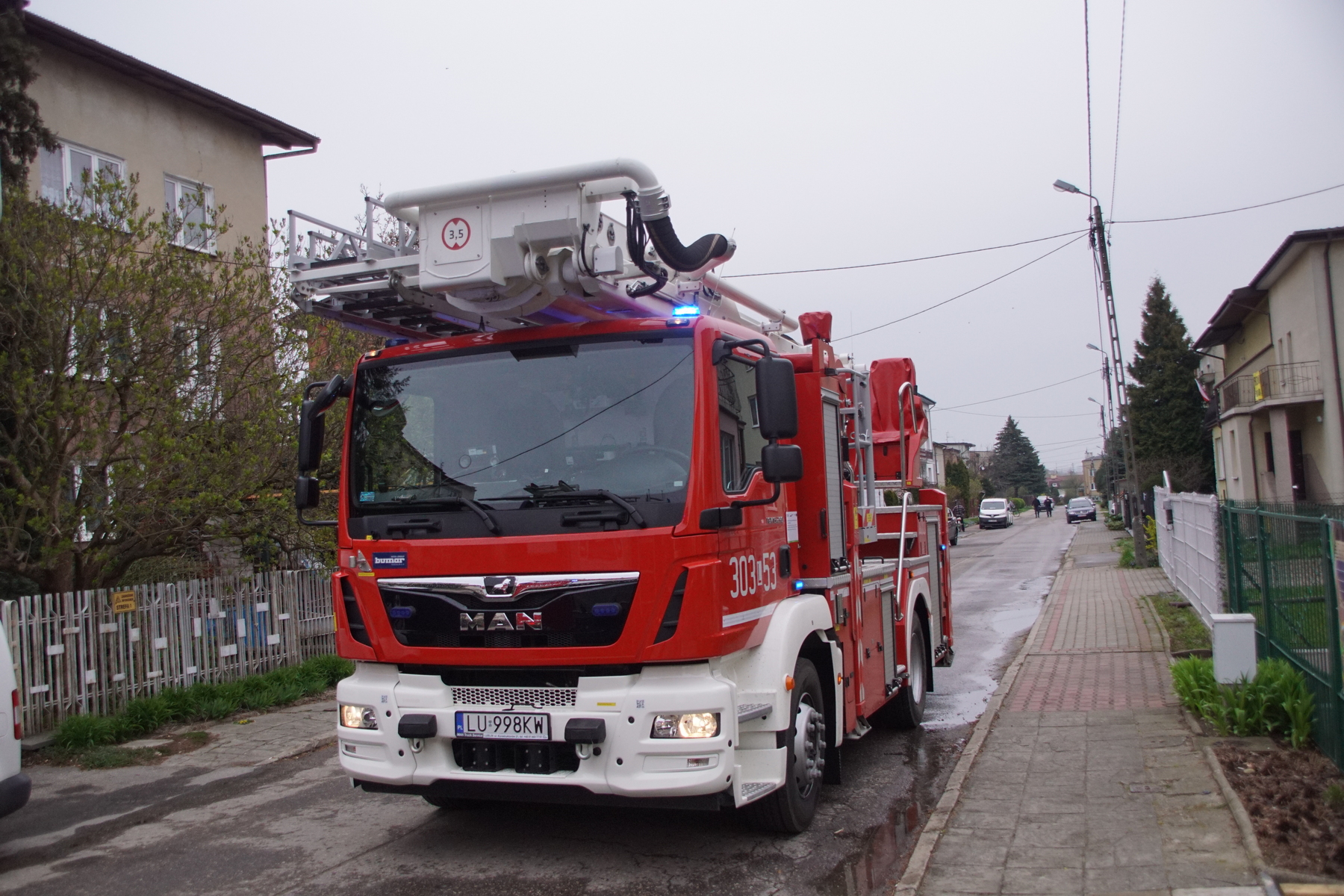 Pożar domu w Lublinie. Matka i syn trafili do szpitala (zdjęcia)