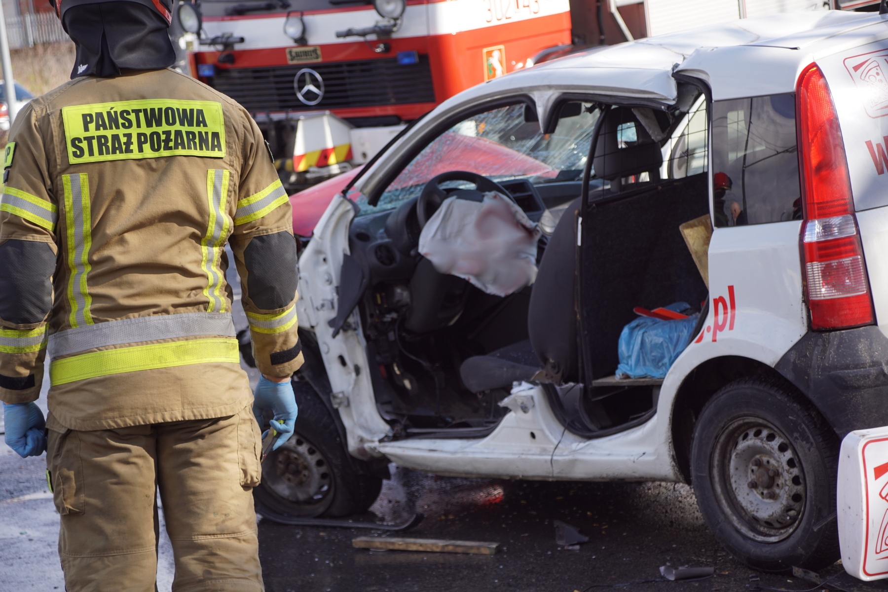 Czołowe zderzenie fiata z BMW. Jedna osoba z poważnymi obrażeniami trafiła do szpitala (zdjęcia)