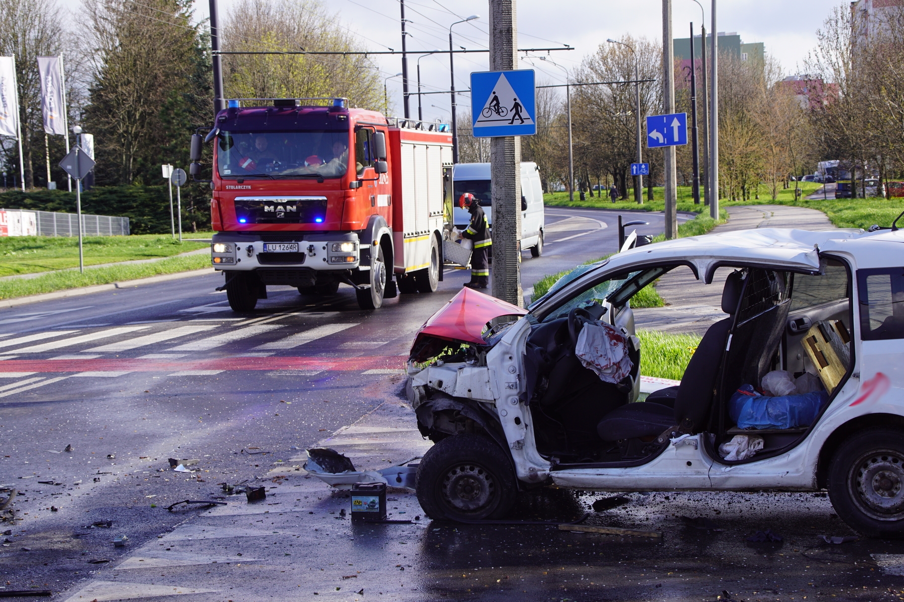 Czołowe zderzenie fiata z BMW. Jedna osoba z poważnymi obrażeniami trafiła do szpitala (zdjęcia)