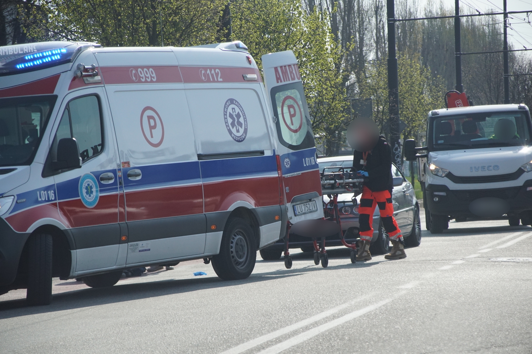 Wjechał BMW w pieszą na przejściu, kobieta trafiła do szpitala (zdjęcia)
