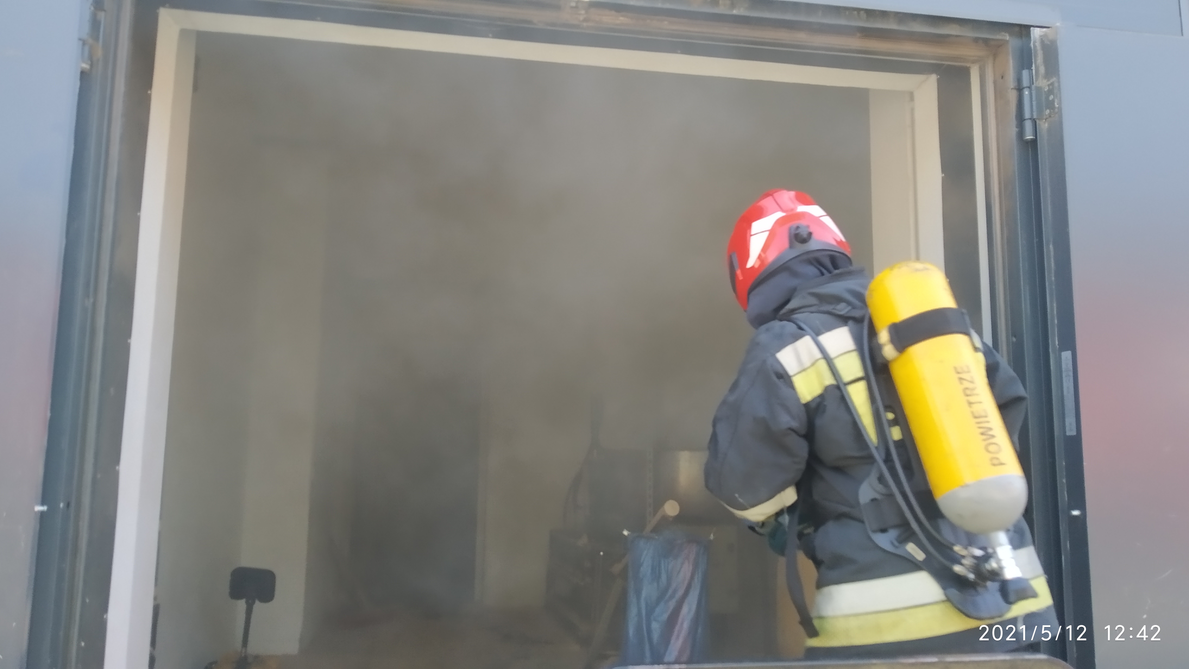 Strażacy gasili pożar stolarni. W akcji sześć zastępów straży pożarnej (zdjęcia)