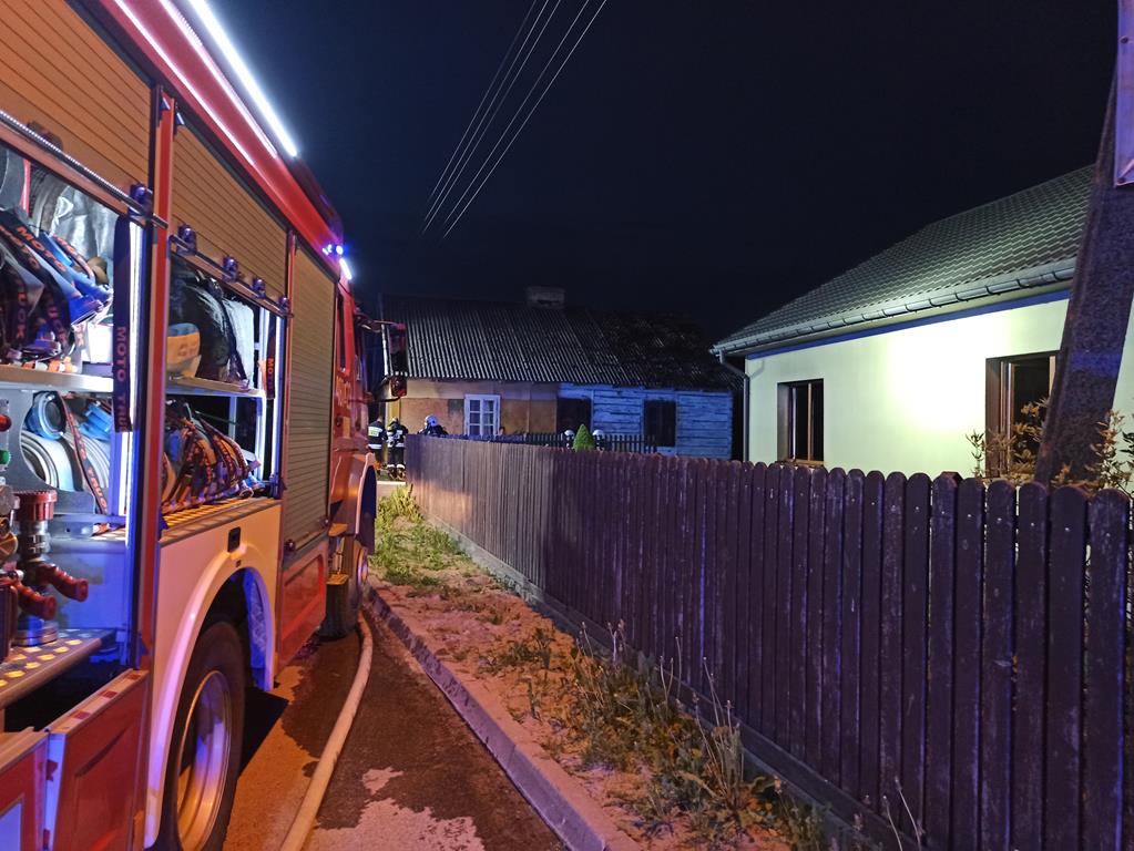 Pożar budynku mieszkalnego, pięć zastępów straży pożarnej w akcji (zdjęcia)