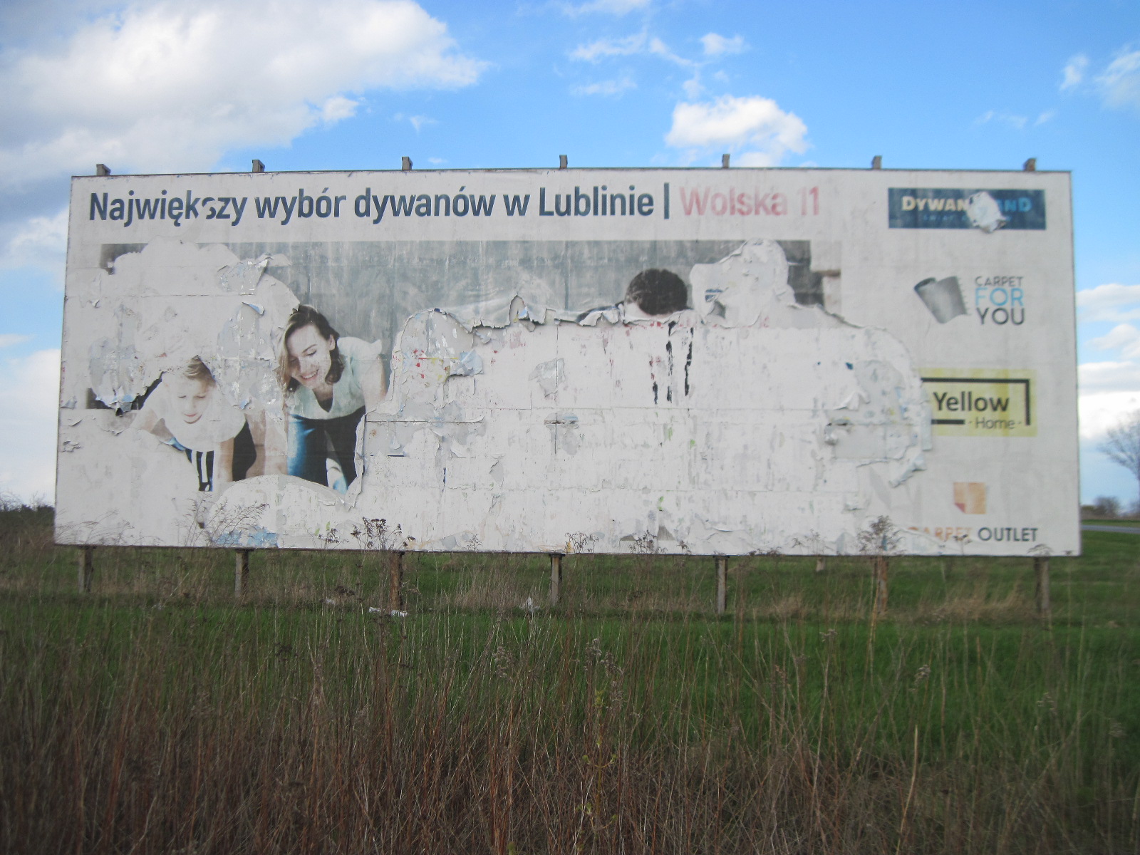 Zniszczony billboard już ponad rok straszy przy drodze do Łuszczowa. Sytuacja trwa od wielu lat, ale nikt nie reaguje (zdjęcia)
