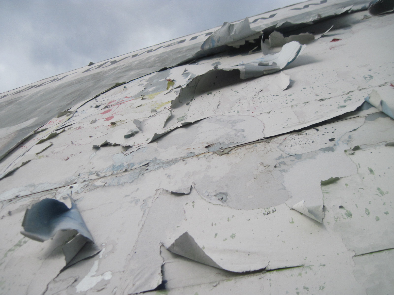 Zniszczony billboard już ponad rok straszy przy drodze do Łuszczowa. Sytuacja trwa od wielu lat, ale nikt nie reaguje (zdjęcia)