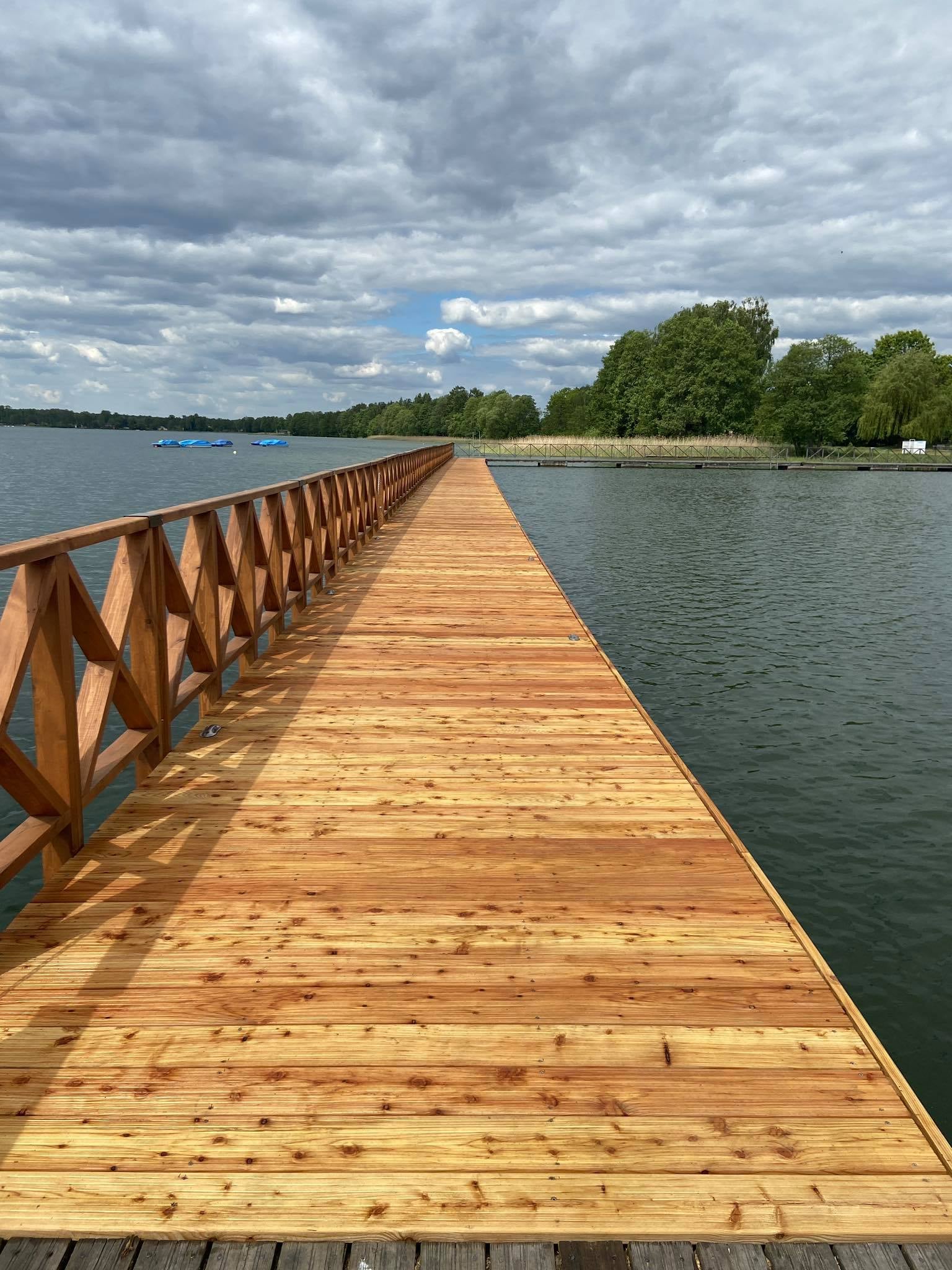 Pomost nad Jeziorem Białym w Okunince wyremontowany. Trwa oczekiwanie na turystów (zdjęcia)