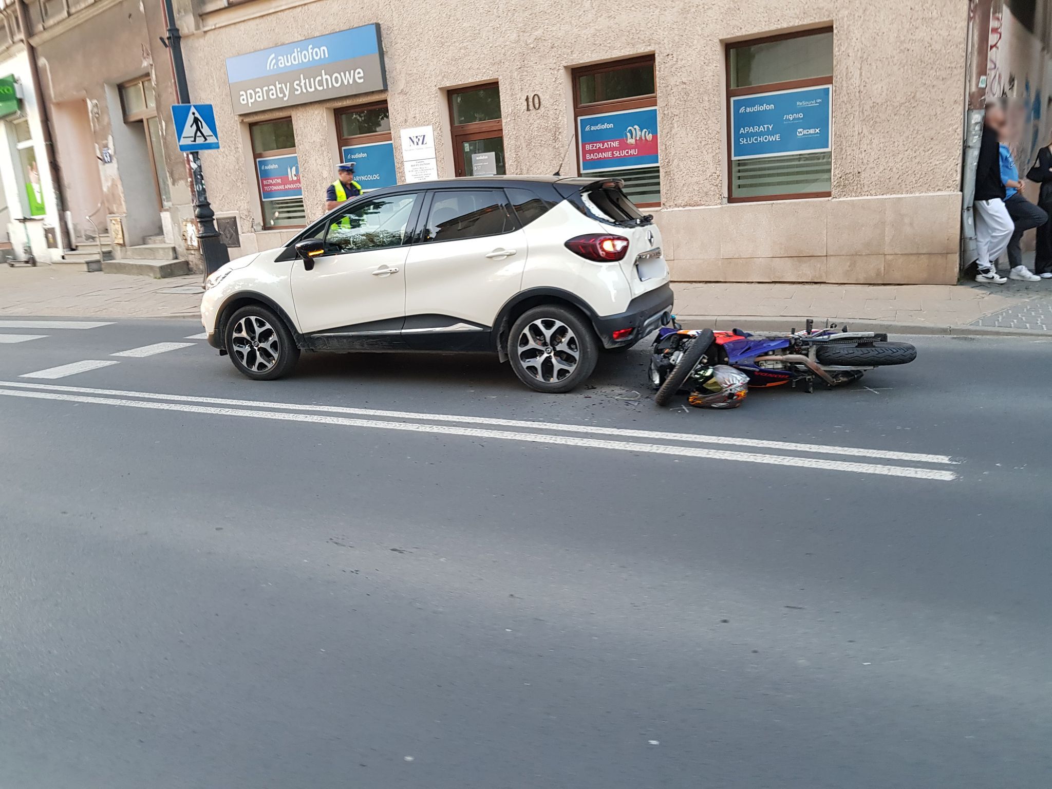 Kierowca renaulta zatrzymał się przed przejściem. Zaskoczyło to młodego motocyklistę (zdjęcia)