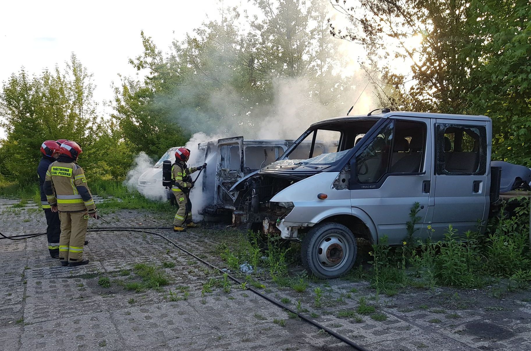 Samochód dostawczy stanął w płomieniach. Niewykluczone jest podpalenie (zdjęcia)