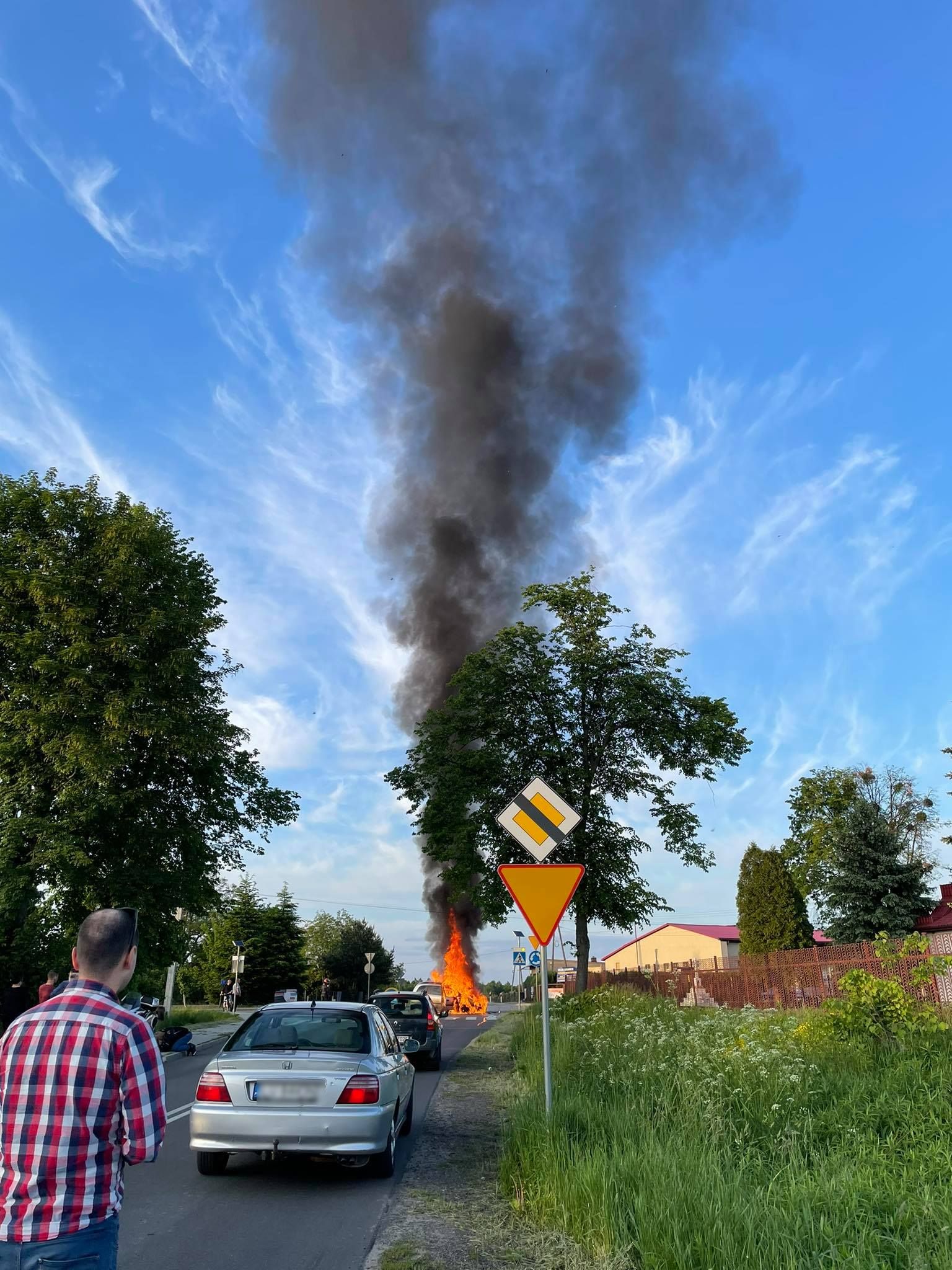 Zderzenie motocykla z oplem. Pojazdy stanęły w płomieniach, kilka osób jest rannych (zdjęcia, wideo)