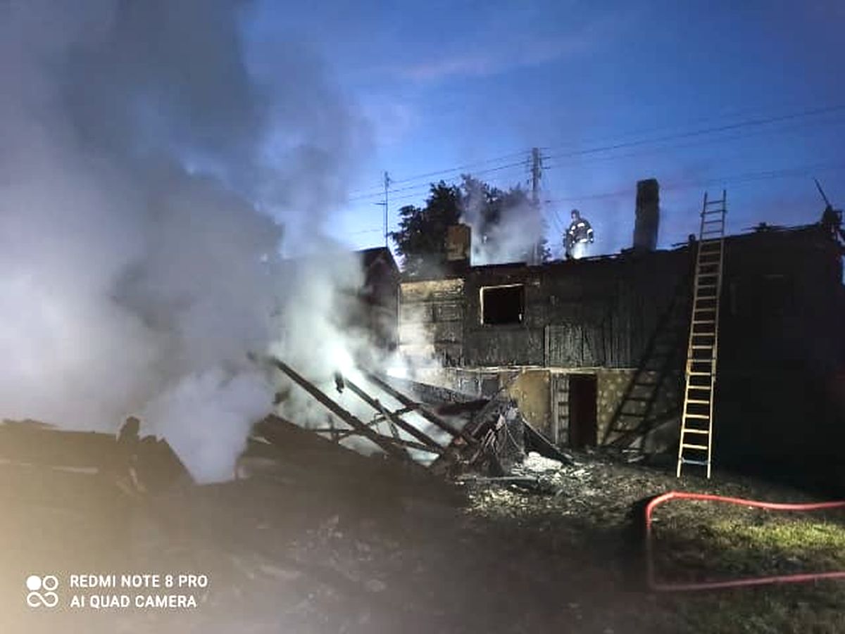 Ogień strawił doszczętnie dom i budynek gospodarczy. Kobietę z pożaru uratowali sąsiedzi (zdjęcia)