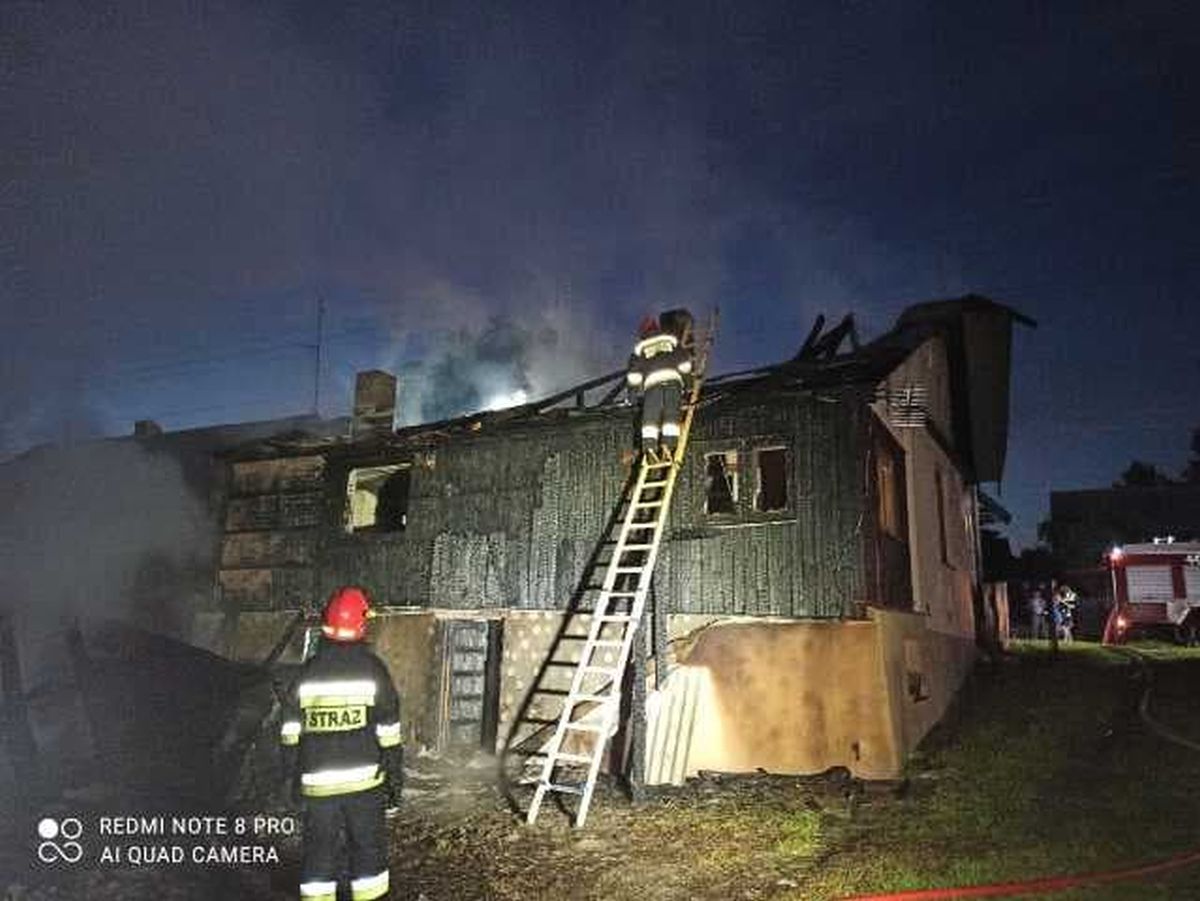 Ogień strawił doszczętnie dom i budynek gospodarczy. Kobietę z pożaru uratowali sąsiedzi (zdjęcia)