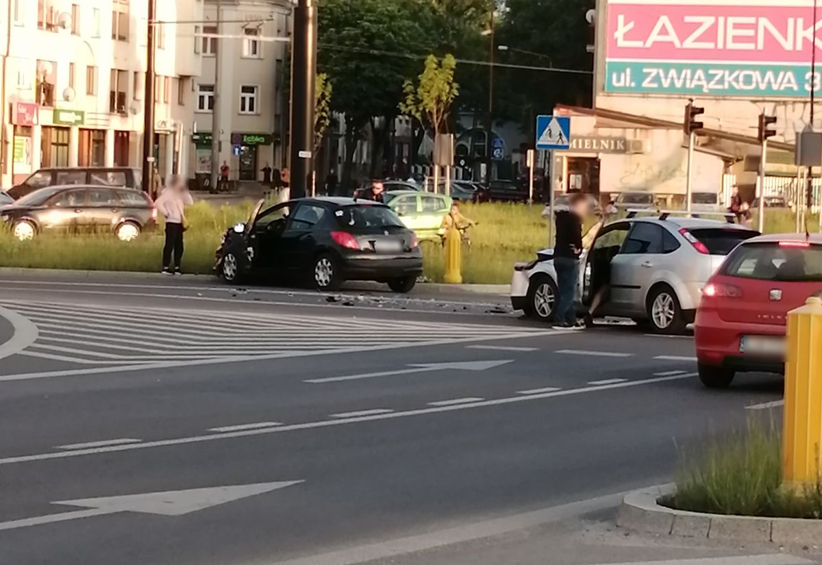 Wypadek na skrzyżowaniu w Lublinie. Wjechał na czerwonym, zderzył się z peugeotem (zdjęcia)