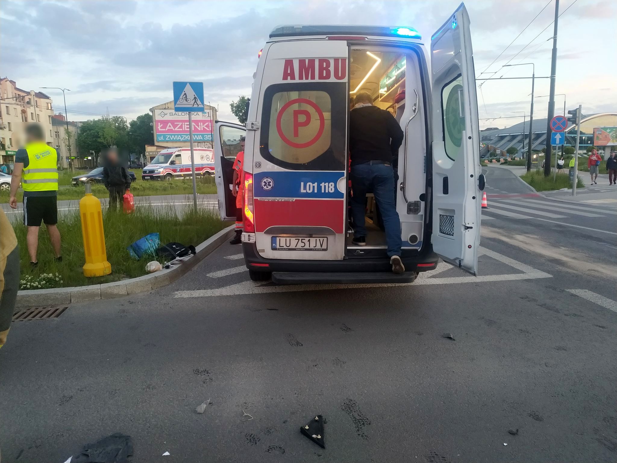 Wypadek na skrzyżowaniu w Lublinie. Wjechał na czerwonym, zderzył się z peugeotem (zdjęcia)
