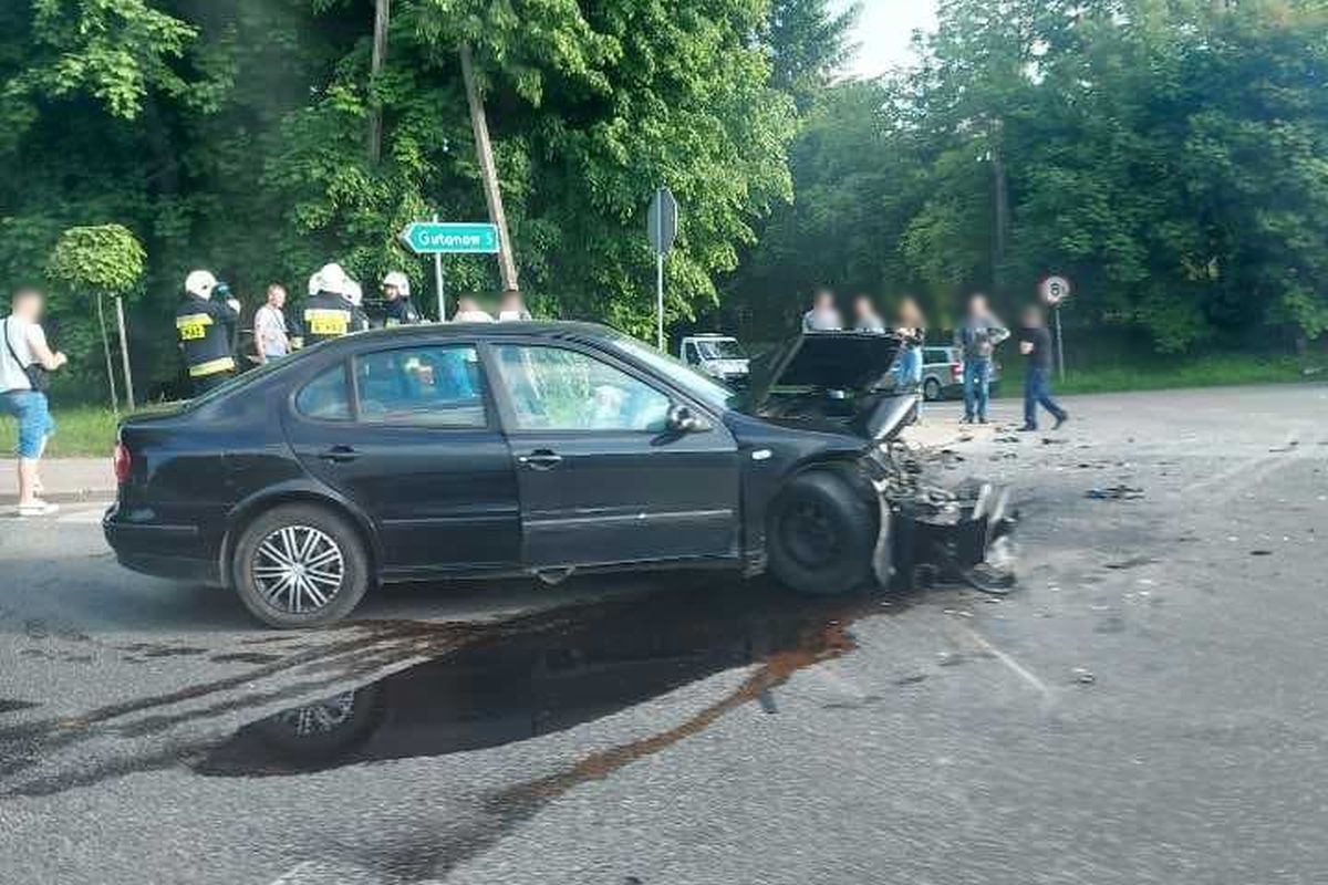 Zderzenie seata z BMW na skrzyżowaniu. Na miejscu pracują służby ratunkowe (zdjęcia)