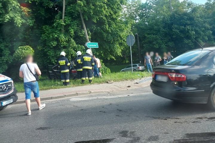 Zderzenie seata z BMW na skrzyżowaniu. Na miejscu pracują służby ratunkowe (zdjęcia)