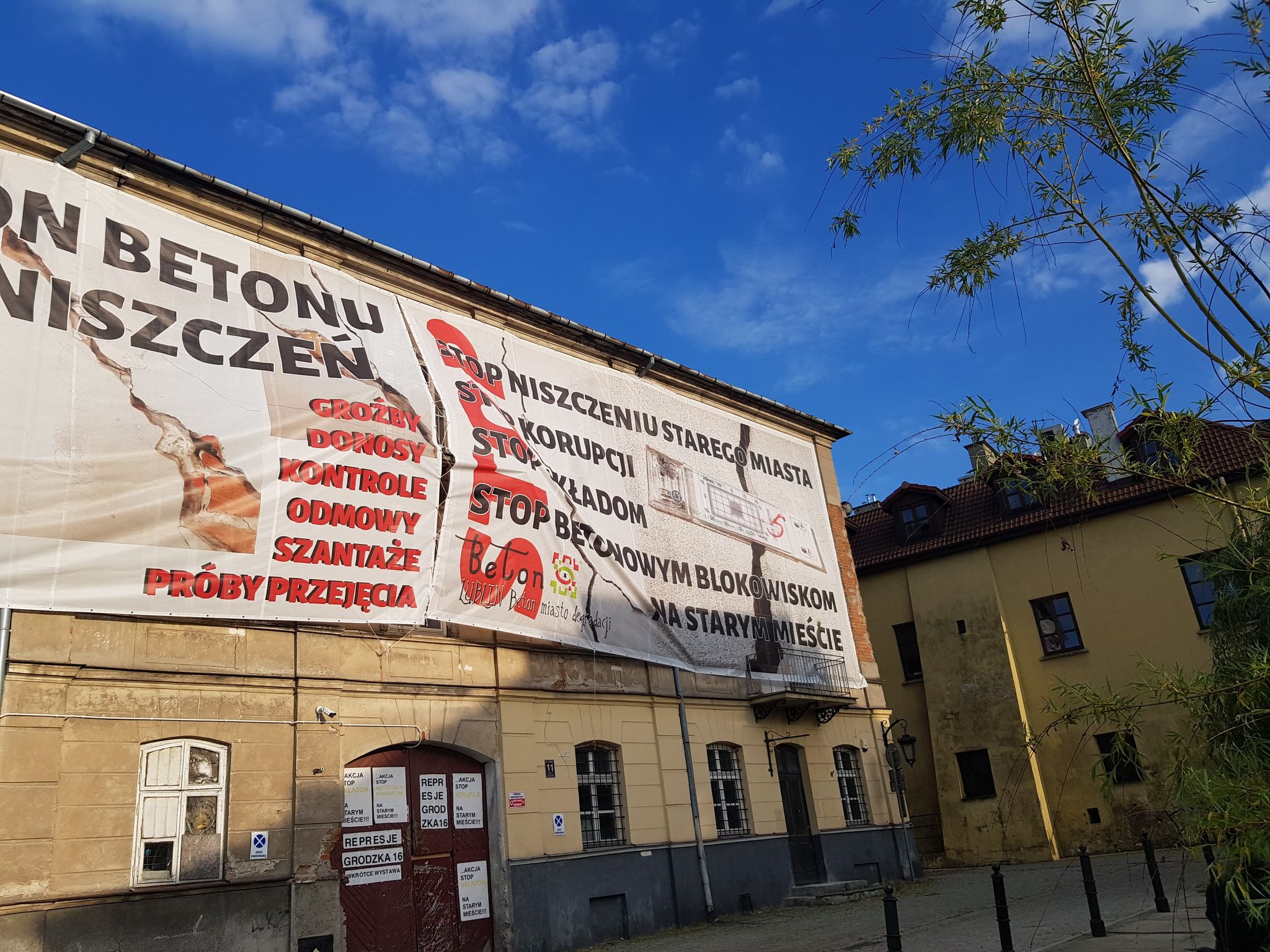 Tajemnicze banery na Starym Mieście: „Układy, korupcja i betonowe blokowisko” (zdjęcia)