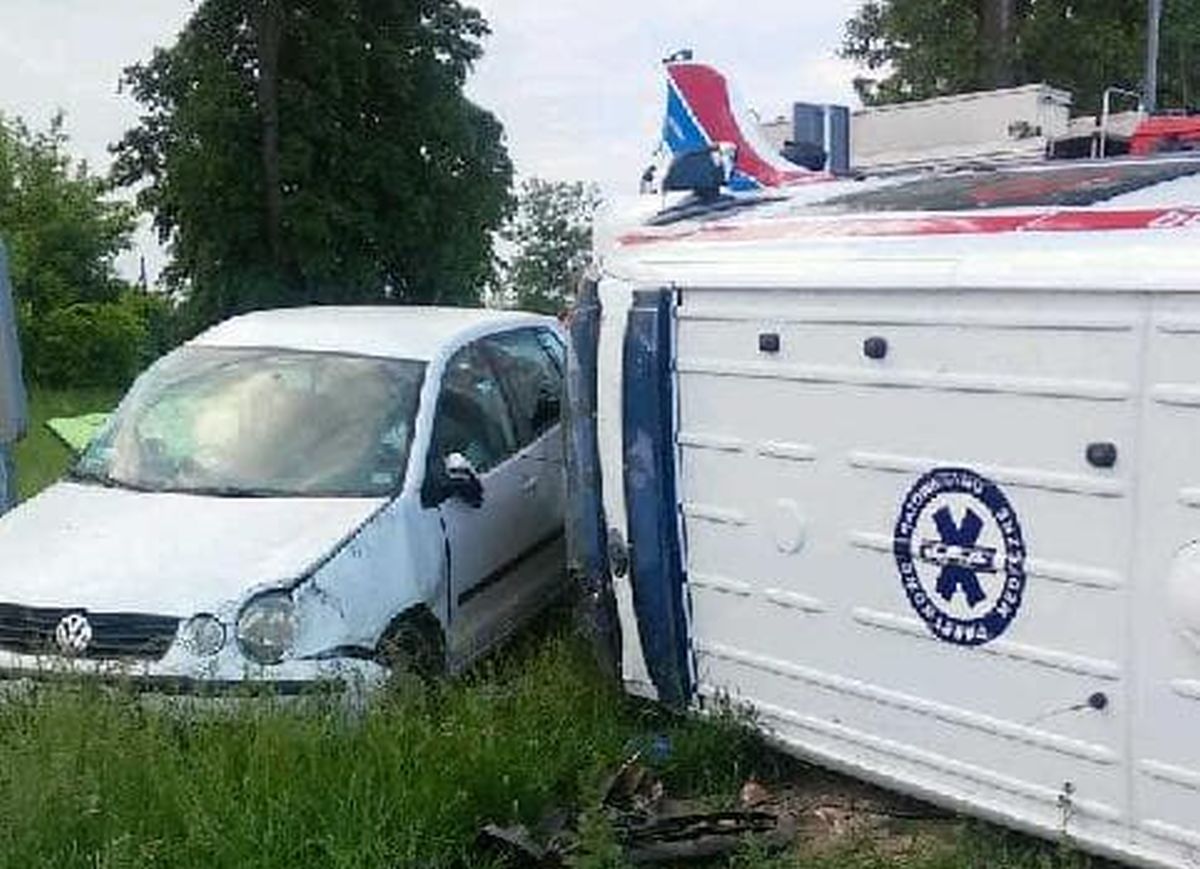 Groźny wypadek z udziałem karetki pogotowia ratunkowego. Pojazd przewrócił się na bok (zdjęcia)