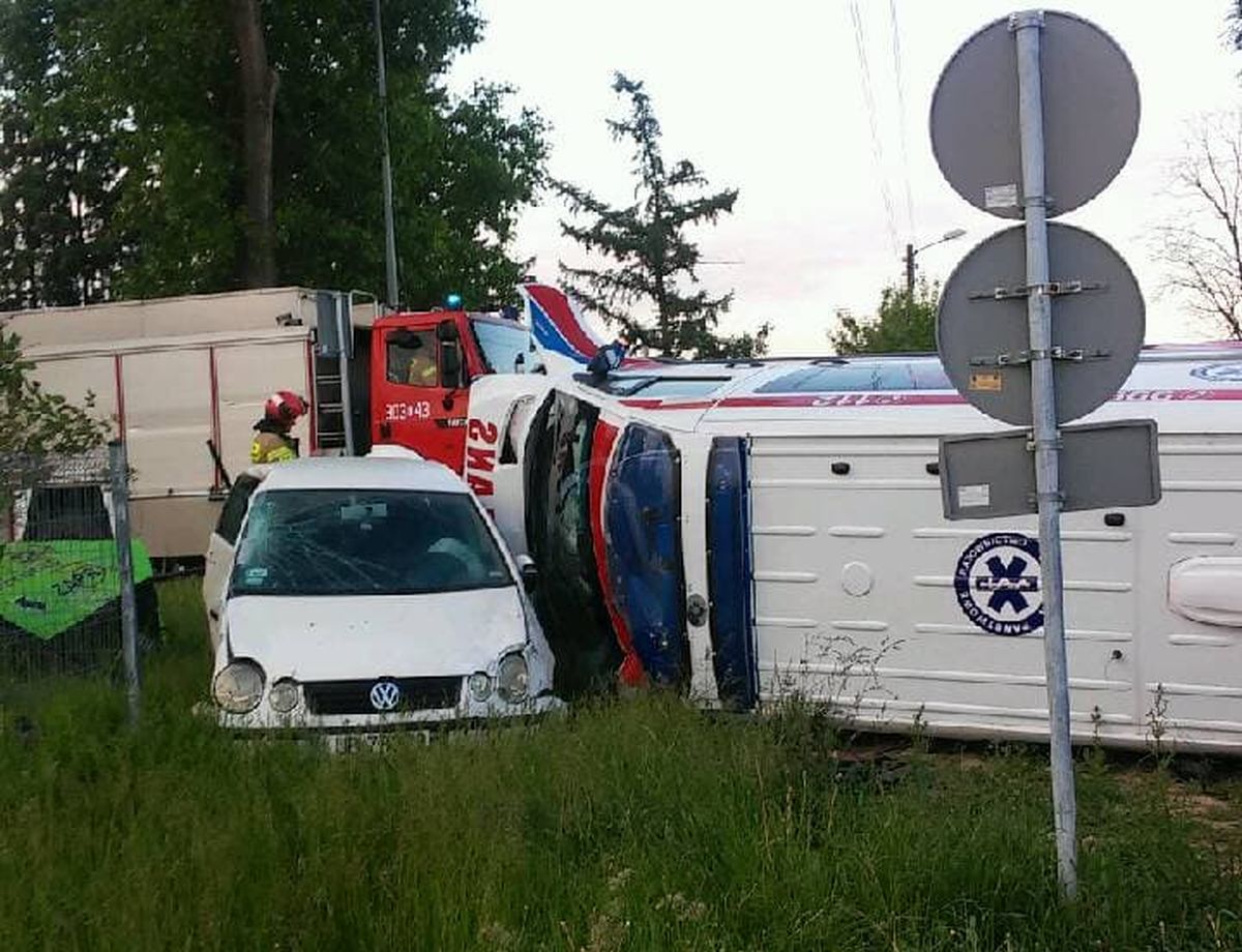 Groźny wypadek z udziałem karetki pogotowia ratunkowego. Pojazd przewrócił się na bok (zdjęcia)
