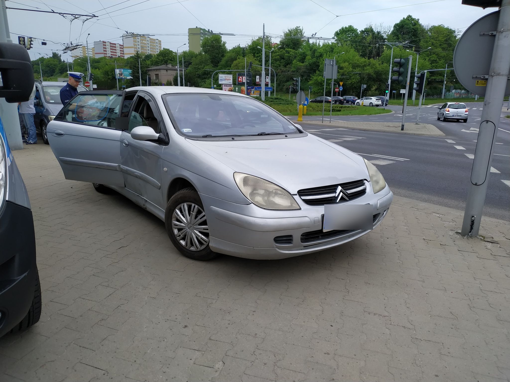 Pijany kierowca wpadł przed własnym ślubem. Doprowadził do kolizji, jechał z dzieckiem (zdjęcia)