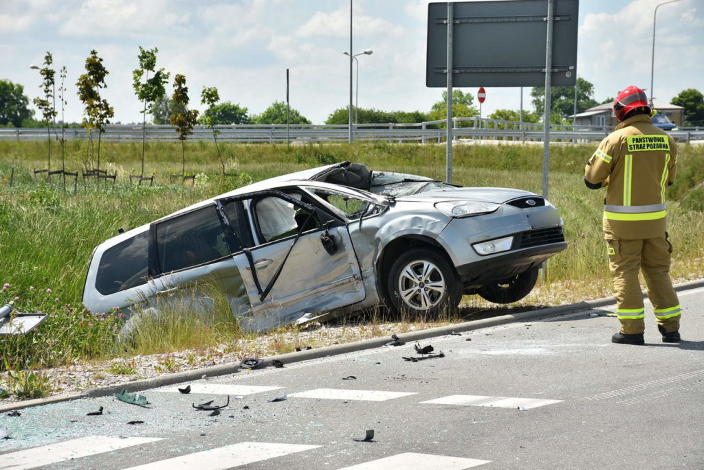 Groźny wypadek na zjeździe z ekspresówki. Jeden z kierowców nie spojrzał na znaki (zdjęcia)