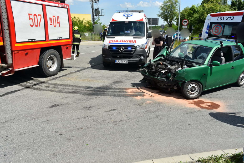 Groźny wypadek na zjeździe z ekspresówki. Jeden z kierowców nie spojrzał na znaki (zdjęcia)