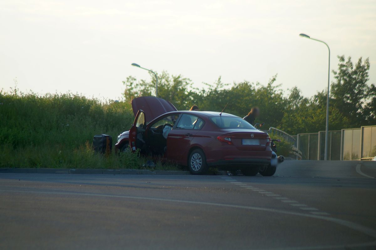 Nie zwróciła uwagi na linie i znaki. Wjechała motocyklem na rondo, zderzyła się z fiatem (zdjęcia)