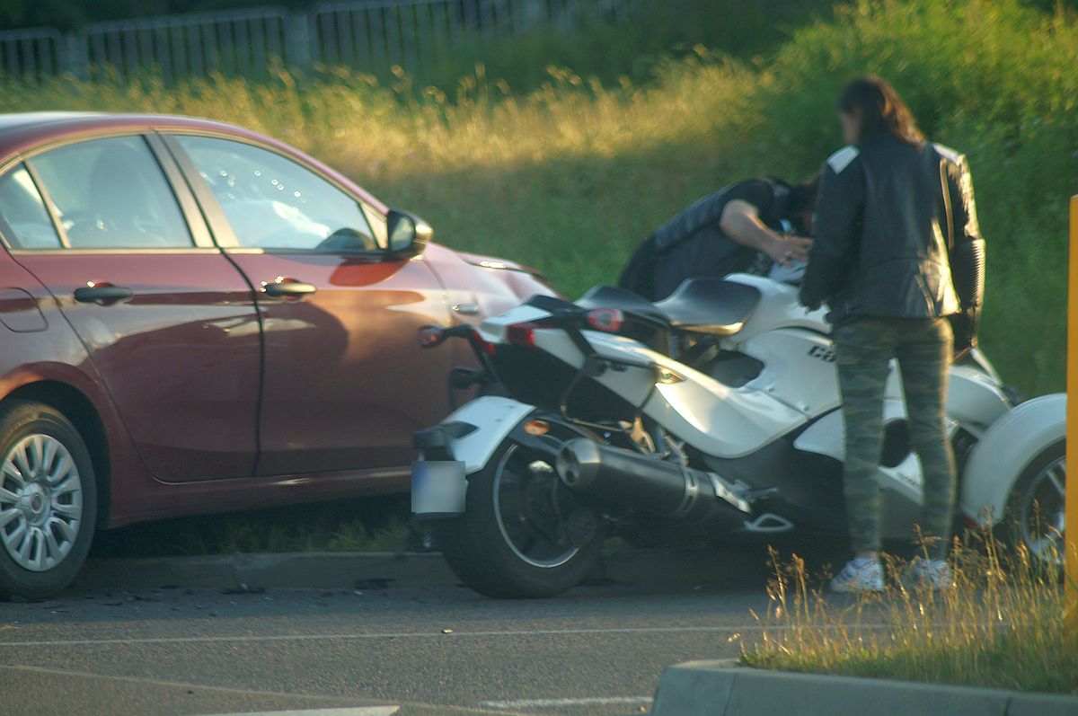 Nie zwróciła uwagi na linie i znaki. Wjechała motocyklem na rondo, zderzyła się z fiatem (zdjęcia)