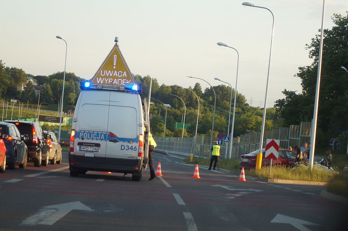 Nie zwróciła uwagi na linie i znaki. Wjechała motocyklem na rondo, zderzyła się z fiatem (zdjęcia)