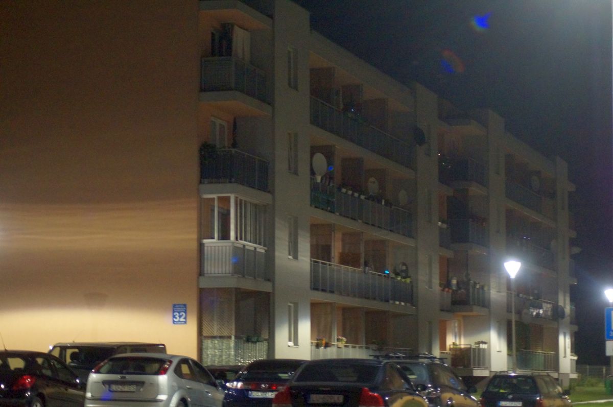 W środku nocy mieszkańców obudził płacz. 3-letnie dziecko było zamknięte na balkonie, rodzice pijani (zdjęcia)