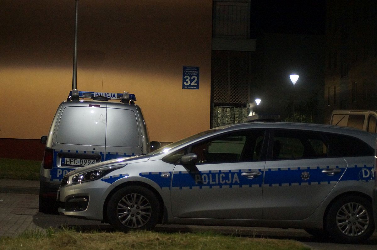 W środku nocy mieszkańców obudził płacz. 3-letnie dziecko było zamknięte na balkonie, rodzice pijani (zdjęcia)