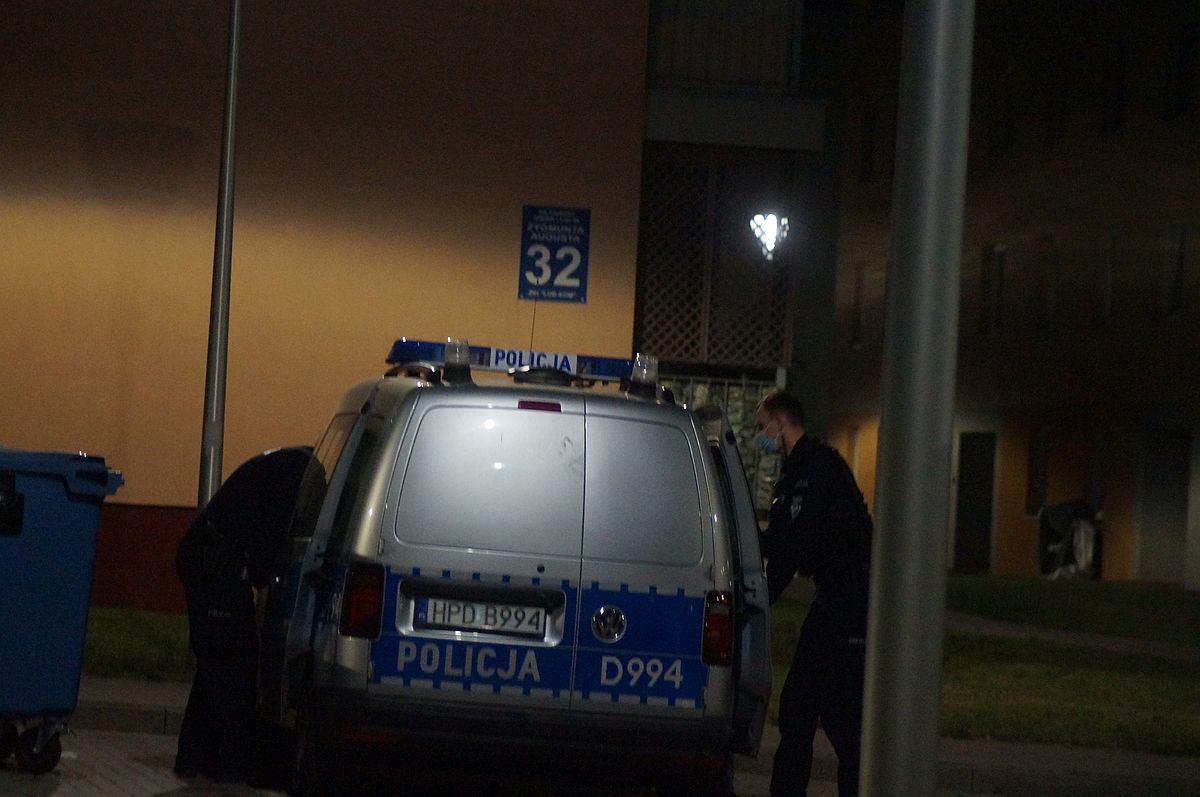 W środku nocy mieszkańców obudził płacz. 3-letnie dziecko było zamknięte na balkonie, rodzice pijani (zdjęcia)