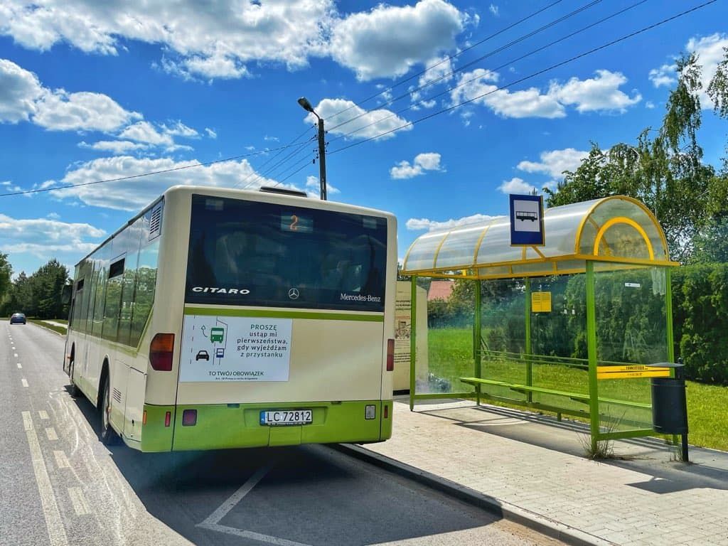 „Proszę, ustąp mi pierwszeństwa”: Na autobusach umieszczono naklejki z apelem (zdjęcia)